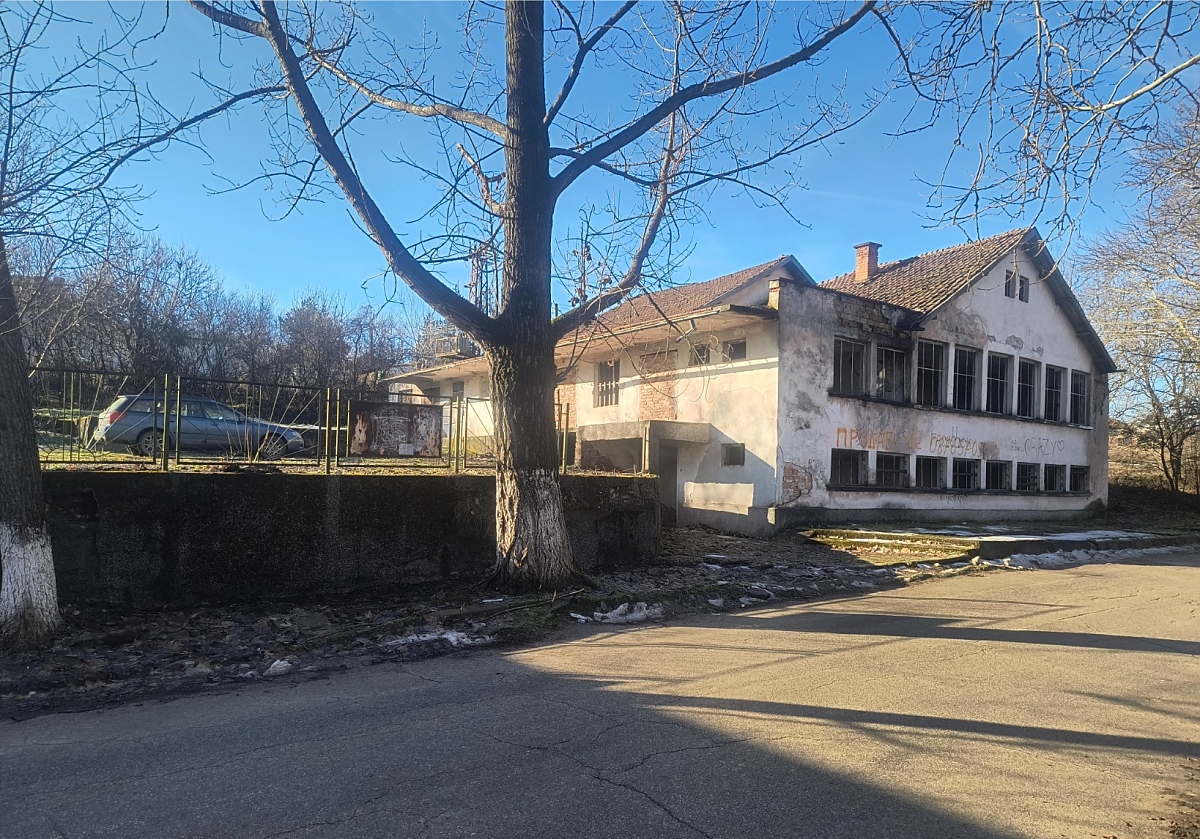 /solid-old-bakery-with-good-road-access-and-lots-of-possibilities-for-further-development/