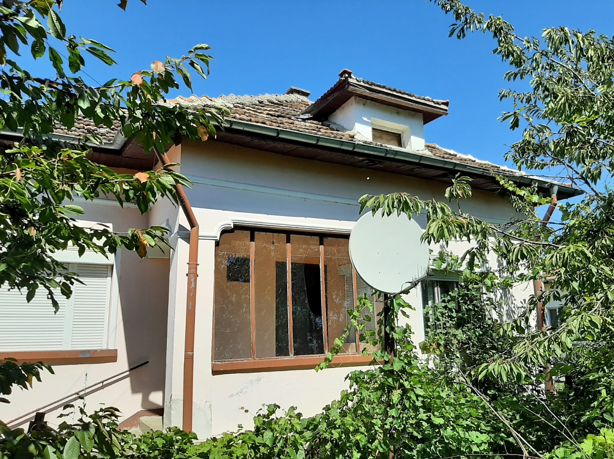 /rural-property-with-annex-and-plot-of-land-located-in-a-big-lively-village-near-river-60-km-away-from-vratsa-bugaria/