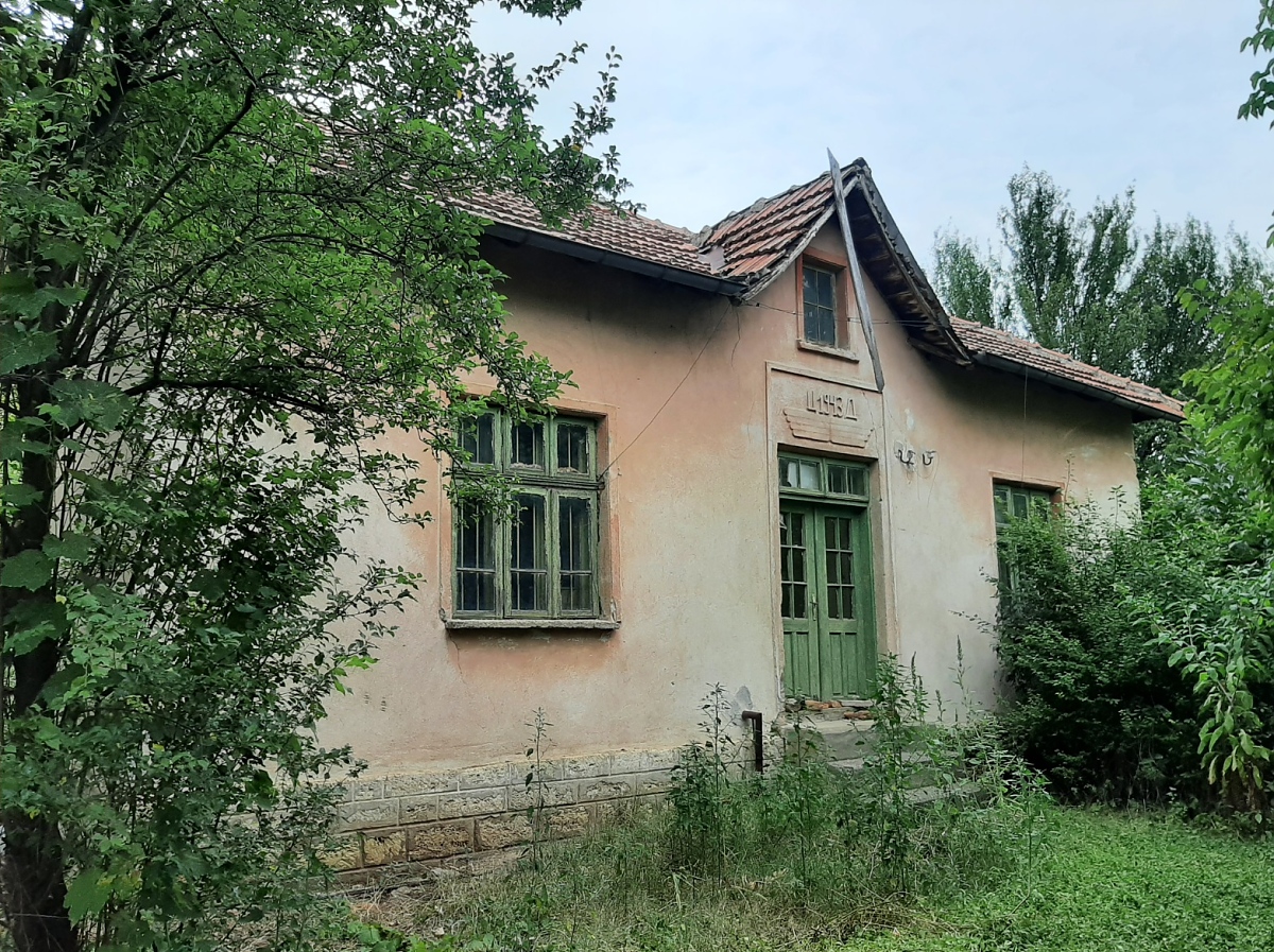 /country-house-with-plot-of-land-located-in-a-big-village-near-river-20-km-away-from-border-and-ferry-crossing-into-romania/